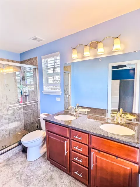 Bath - 2120 Dauntless Dr, Glenview, IL 60026 photo 2 of 3