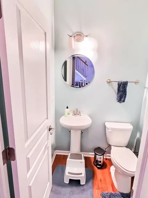 Bath - 2120 Dauntless Dr, Glenview, IL 60026 photo 1 of 3