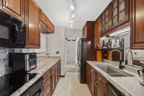 Kitchen - 111 E Chestnut St #46F, Chicago, IL 60611 photo 2 of 3