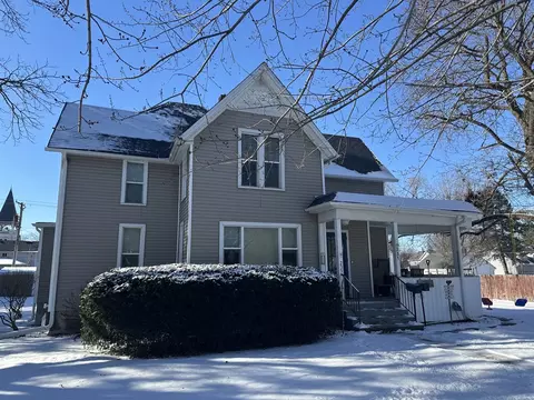 233 S Locust St, Genoa, IL 60135
