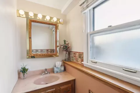 Bath - 1925 Briarcliffe Blvd, Wheaton, IL 60189 photo 4 of 4