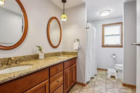 Bath - 1925 Briarcliffe Blvd, Wheaton, IL 60189 photo 2 of 4