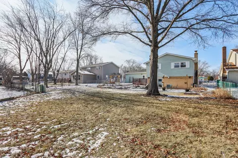 Exterior - 1925 Briarcliffe Blvd, Wheaton, IL 60189 photo 8 of 11