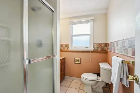 Bath - 1925 Briarcliffe Blvd, Wheaton, IL 60189 photo 3 of 4