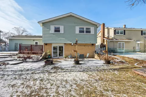 Exterior - 1925 Briarcliffe Blvd, Wheaton, IL 60189 photo 4 of 11