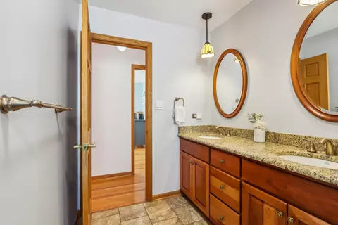 Bath - 1925 Briarcliffe Blvd, Wheaton, IL 60189 photo 1 of 4