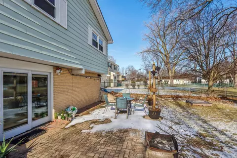 Exterior - 1925 Briarcliffe Blvd, Wheaton, IL 60189 photo 3 of 11