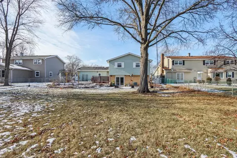 Exterior - 1925 Briarcliffe Blvd, Wheaton, IL 60189 photo 7 of 11