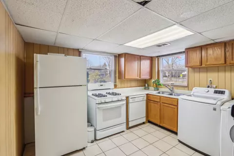 Kitchen - 1925 Briarcliffe Blvd, Wheaton, IL 60189 photo 6 of 6