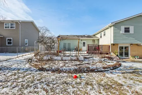 Exterior - 1925 Briarcliffe Blvd, Wheaton, IL 60189 photo 5 of 11