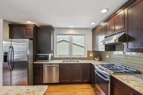 Kitchen - 1925 Briarcliffe Blvd, Wheaton, IL 60189 photo 4 of 6