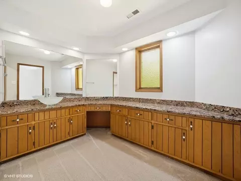 Bath - 1035 Evergreen Cir, Olympia Fields, IL 60461 photo 3 of 5