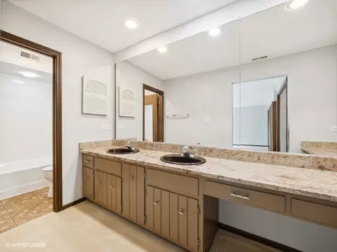Bath - 1035 Evergreen Cir, Olympia Fields, IL 60461 photo 2 of 5