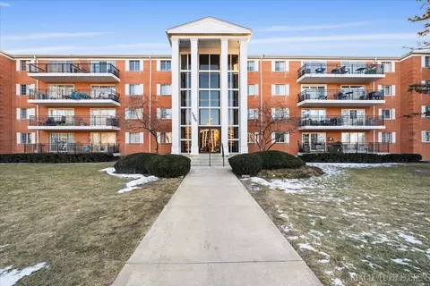 1050 N Farnsworth Ave #105, Aurora, IL 60505