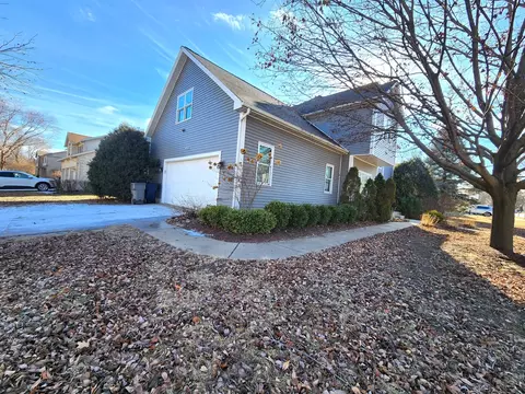 Exterior - 215 N Airlite St, Elgin, IL 60123 photo 5 of 7