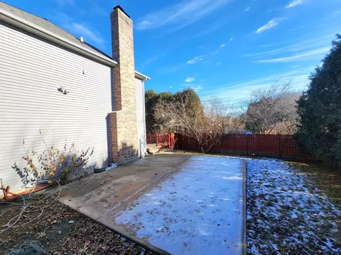 Exterior - 215 N Airlite St, Elgin, IL 60123 photo 3 of 7