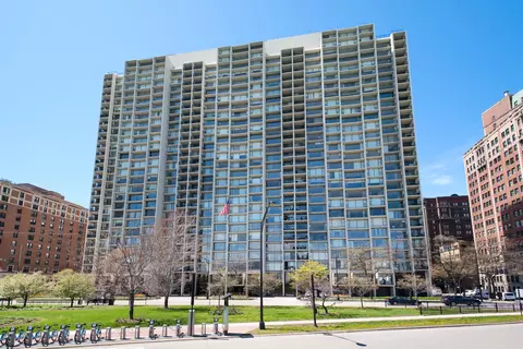 3200 N Lake Shore Dr #902, Chicago, IL 60657