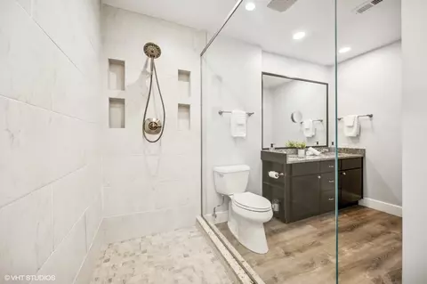 Bath - 1808 Wildberry Dr #E, Glenview, IL 60025 photo 2 of 3