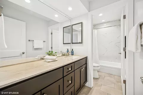 Bath - 1808 Wildberry Dr #E, Glenview, IL 60025 photo 3 of 3