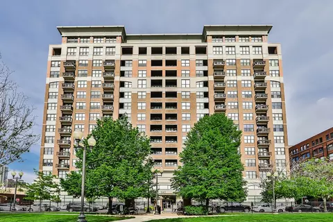 849 N Franklin St #406, Chicago, IL 60610