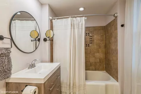 Bath - 657 Arlington Ave, Des Plaines, IL 60016 photo 1 of 1
