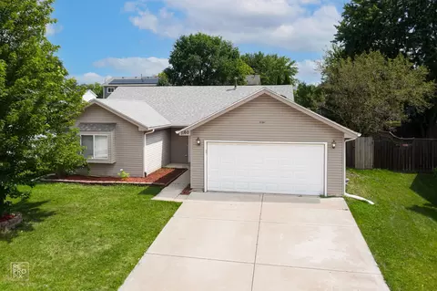 1160 Middlebury Dr, Aurora, IL 60504