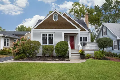 144 W Austin Ave, Libertyville, IL 60048