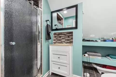 Bath - 552 Simms St, Aurora, IL 60505 photo 1 of 1