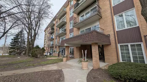 445 N Park Blvd #4E, Glen Ellyn, IL 60137
