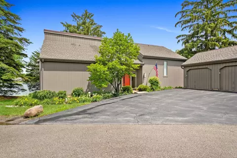330 Island View Ln #A, Lake Barrington, IL 60010