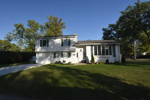 33 N Winston Dr, Palatine, IL 60074