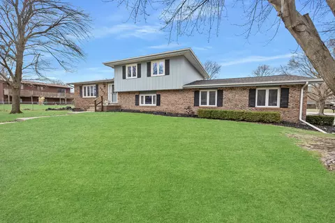 2804 Mockingbird Ln, Bloomington, IL 61704 photo 2