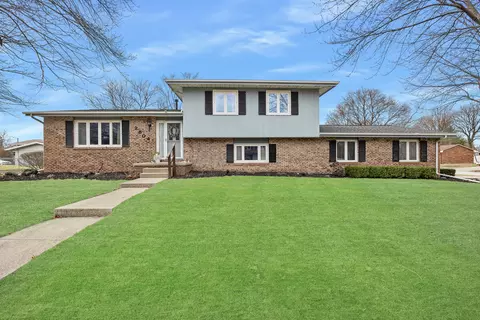 2804 Mockingbird Ln, Bloomington, IL 61704