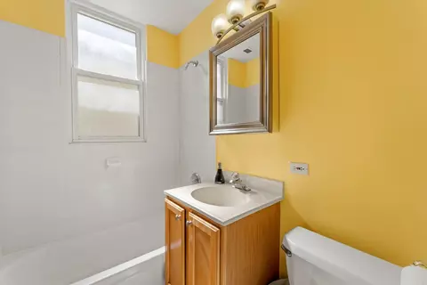 Bath - 1648 N Artesian Ave, Chicago, IL 60647 photo 1 of 2