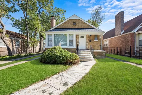9047 S Cornell Ave, Chicago, IL 60617
