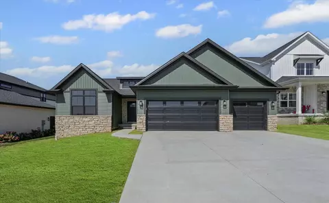 704 Isabella Dr, Mahomet, IL 61853