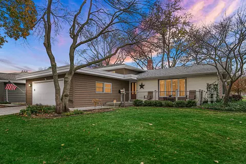 737 Burning Tree Ln, Naperville, IL 60563