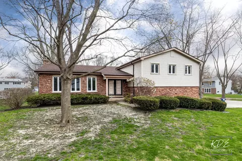 26 W236 Embden Ln, Wheaton, IL 60189