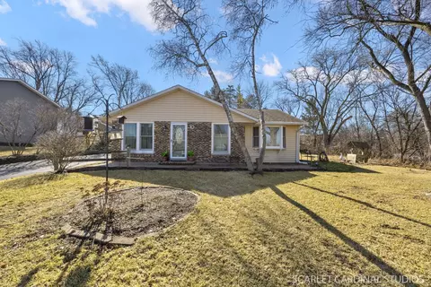 10 Linden St, Lake In The Hills, IL 60156