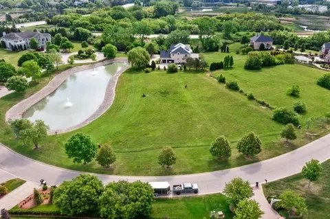 8 Falcon Lakes Dr, South Barrington, IL 60010