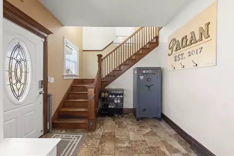 483 Barrett St, Elgin, IL 60120 photo 4