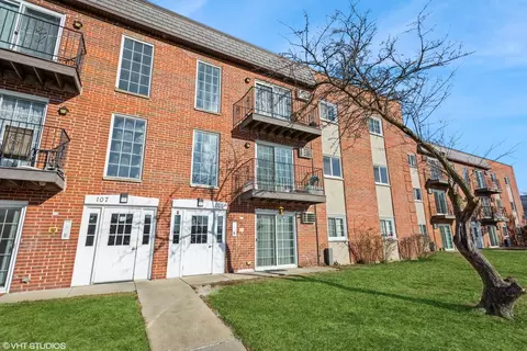 105 W Elk Trl #305, Carol Stream, IL 60188