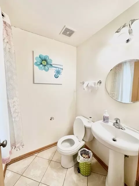 Bath - 4151 S Lowe Ave, Chicago, IL 60609 photo 1 of 3