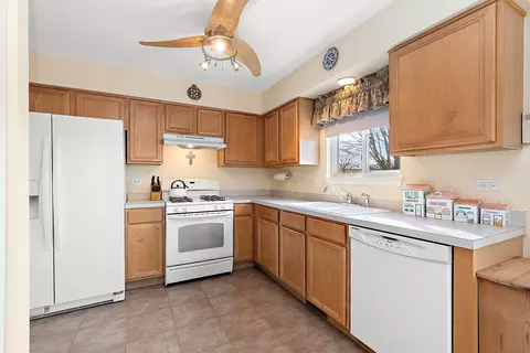 Kitchen - 2805 Crested Butte Trl, Plainfield, IL 60586 photo 1 of 2