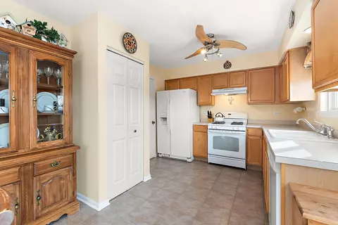 Kitchen - 2805 Crested Butte Trl, Plainfield, IL 60586 photo 2 of 2