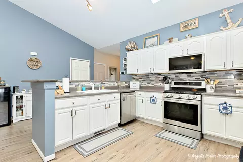Kitchen - 119 Eagle Point Rd, Fox Lake, IL 60020 photo 4 of 4