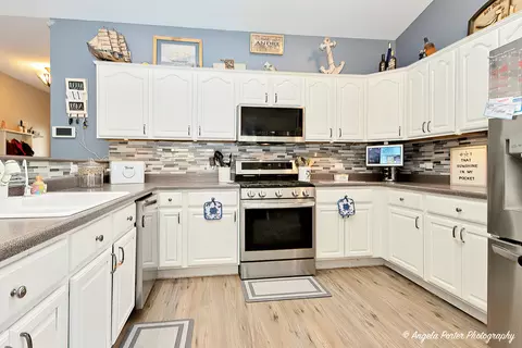 Kitchen - 119 Eagle Point Rd, Fox Lake, IL 60020 photo 3 of 4