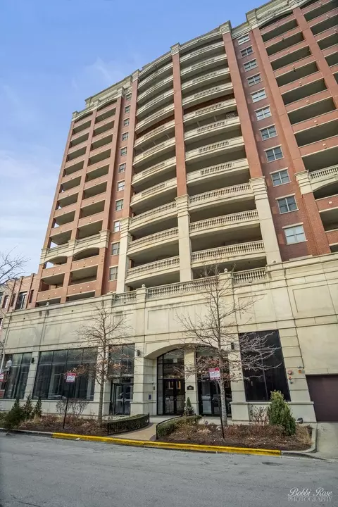 828 W Grace St #505, Chicago, IL 60613