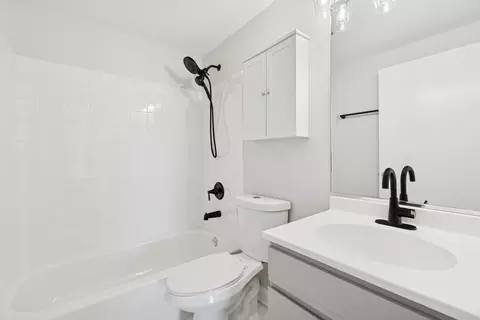 Bath - 5 E 14th Pl #801, Chicago, IL 60605 photo 2 of 2