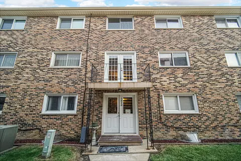 5848 W 76th Pl #303, Burbank, IL 60459